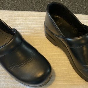 Dansko woman’s nursing clogs shoes. Sz. 39–8.5